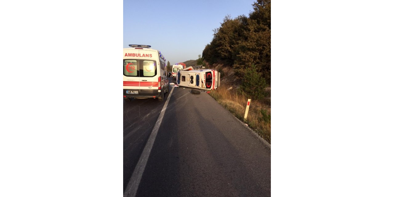 Özel ambulans takla attı 2 kişi yaralandı
