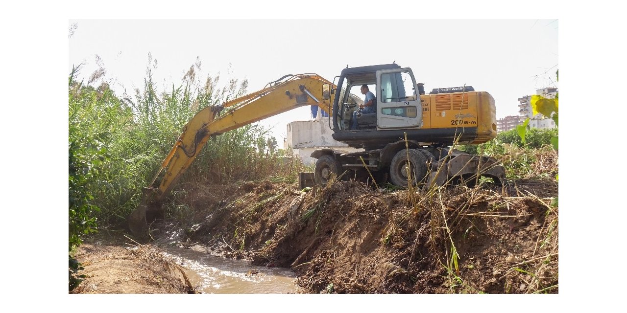Çeşmeli Mahallesindeki kanal temizlendi