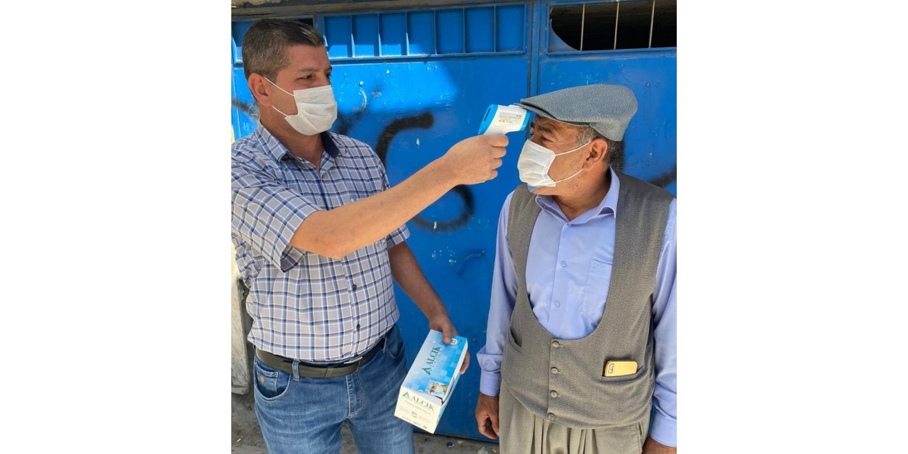 Köy muhtarı kapı kapı gezerek ateş ölçüyor, maske dağıtıyor