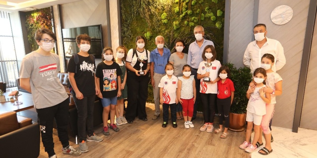 Küçük satranççılar madalya sevincini Başkan Tarhan’la paylaştı