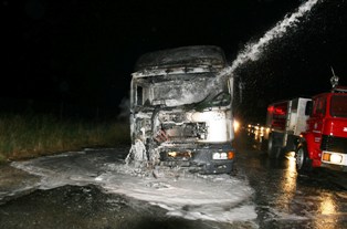 Demir yüklü tır cayır cayır yandı