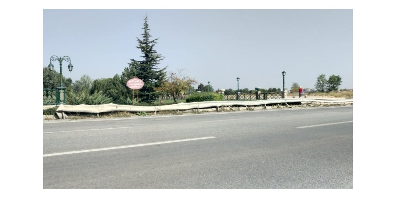 Bariyerlere çarpan otomobil araç kamerasına yansıdı