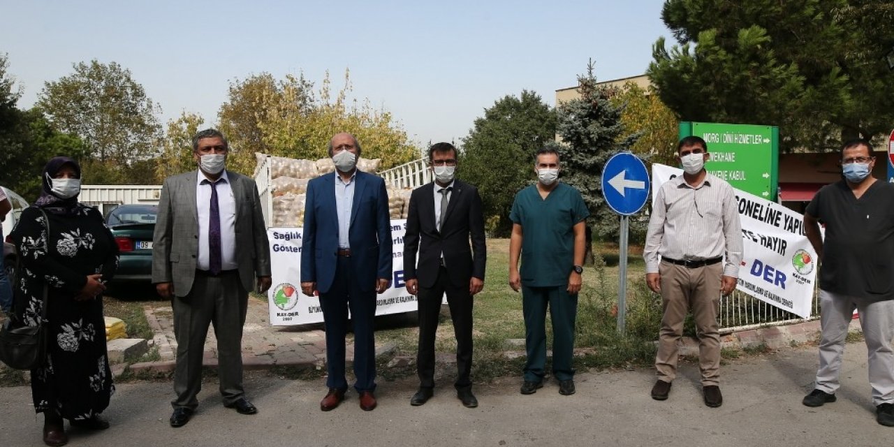 Tarladan topladıkları patatesleri sağlık çalışanlarına dağıttılar