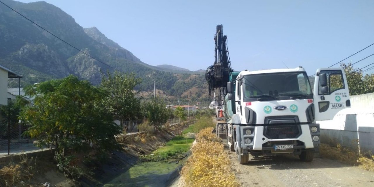 Manisa merkezde 9 kilometrelik dere temizlik çalışmasına başlandı
