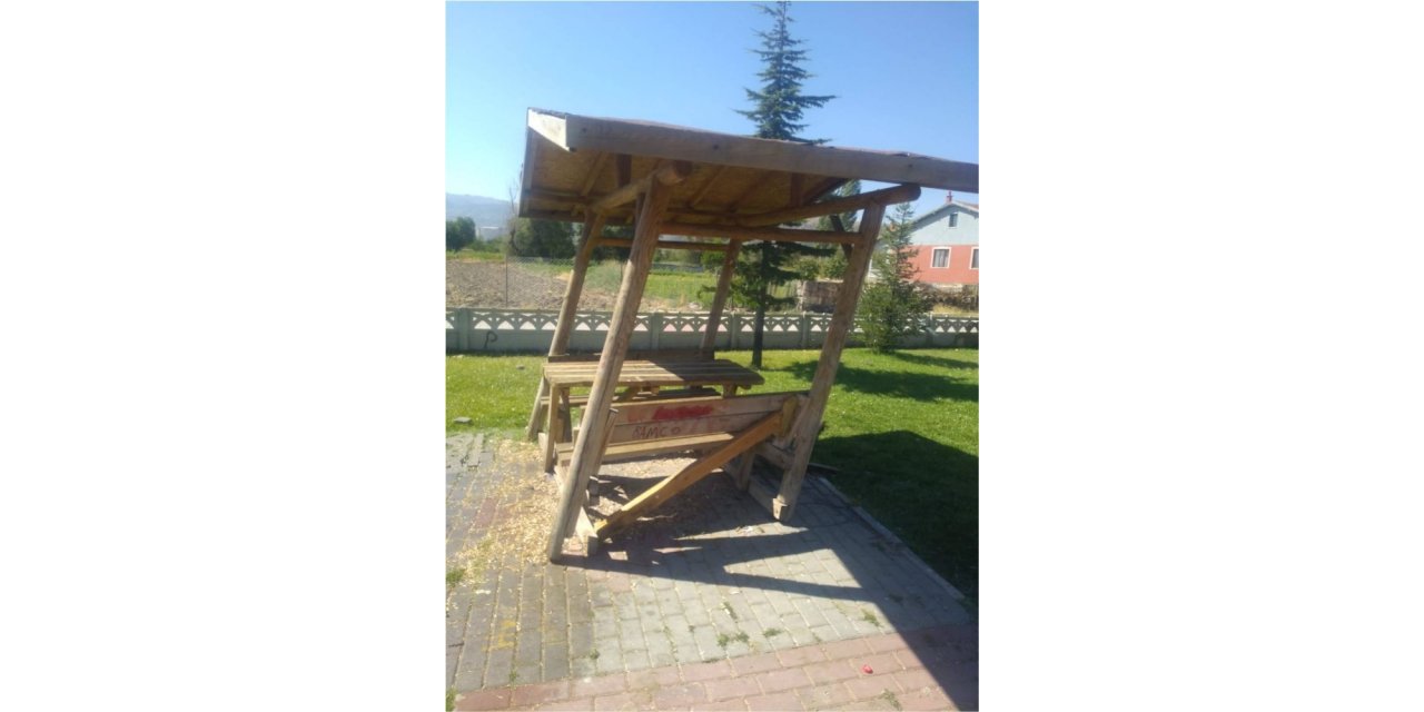 Park ve mesirelik alanlardaki çardak ve bankları parçaladılar