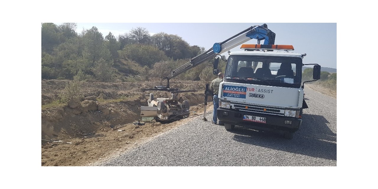 Mucura kapılan otomobil takla attı: 2 yaralı