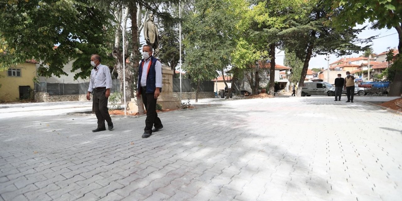 Pamukkale Belediyesinin parke taşı döşeme çalışmaları devam ediyor