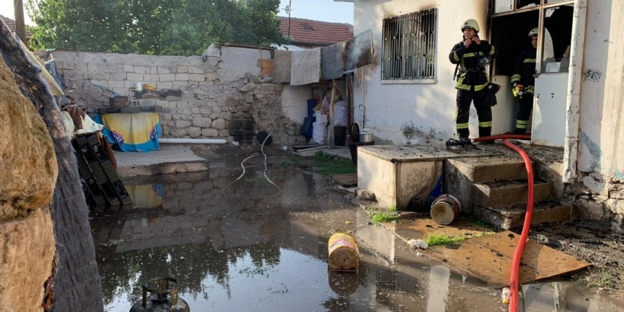 Elektrik kontağından çıkan yangında müstakil ev kullanılamaz hale geldi