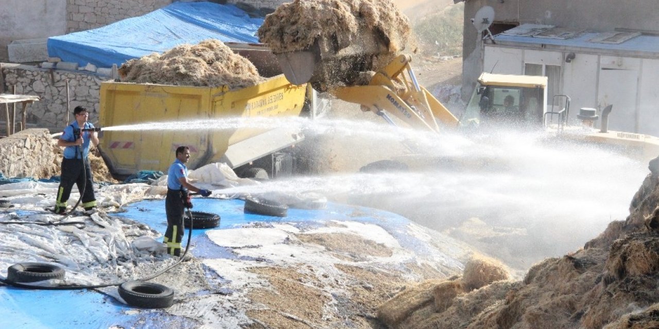 Karaman’da tutuşan kuru otlar saman balyalarına sıçradı