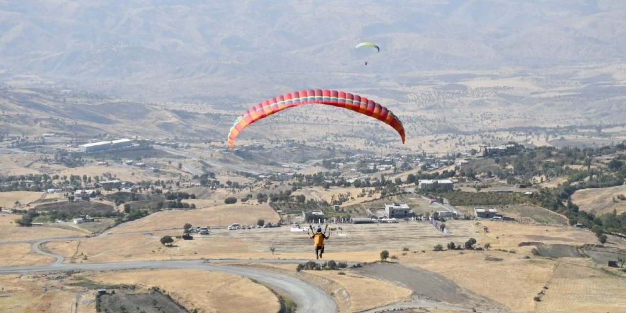 İnegöllü yamaç paraşütçüleri Şırnak’tan üçüncülük ödülüyle döndü