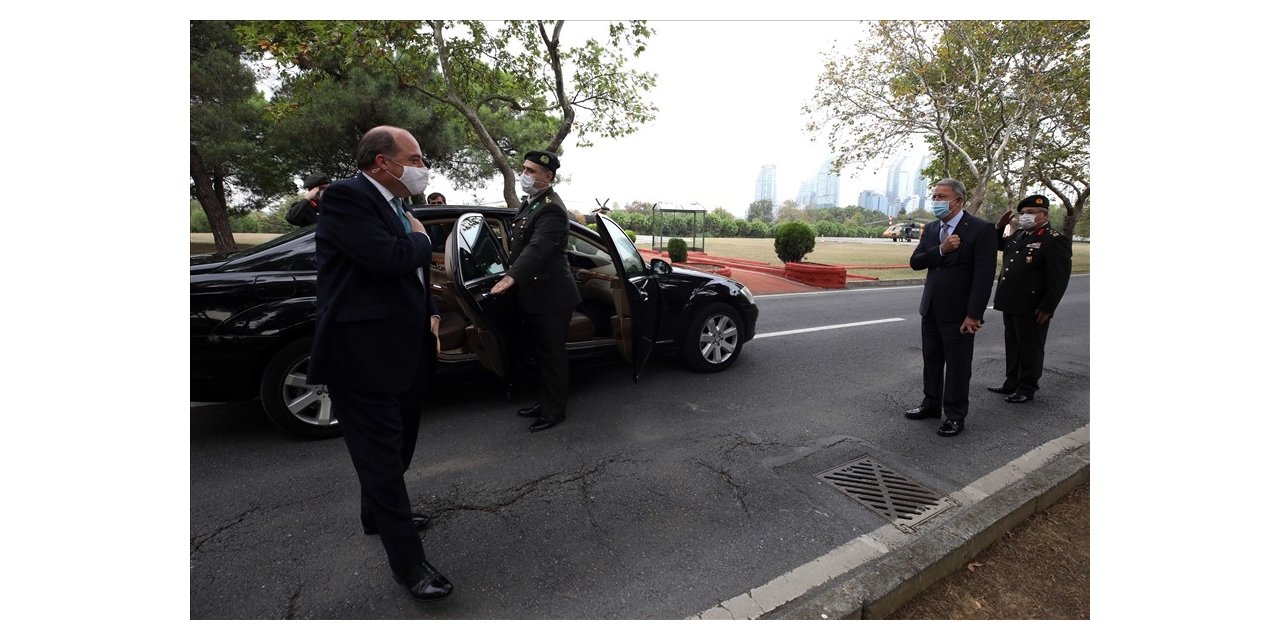 Bakan Akar, İngiliz mevkidaşı ile görüştü