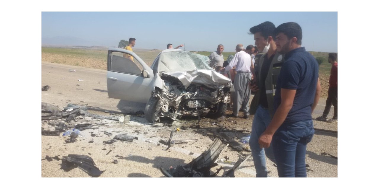 Adana’da iki otomobil kafa kafaya çarpıştı: 3 ölü