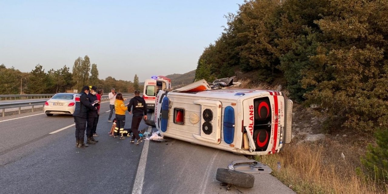 Bilecik’te ambulans çekiciye çarptı: 2 yaralı