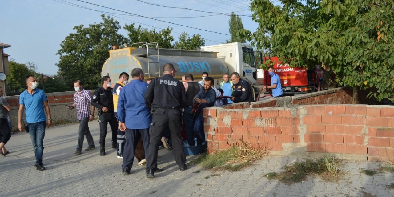 Ayağında zincirle alevler arasında kalan çocuğu itfaiye kurtardı