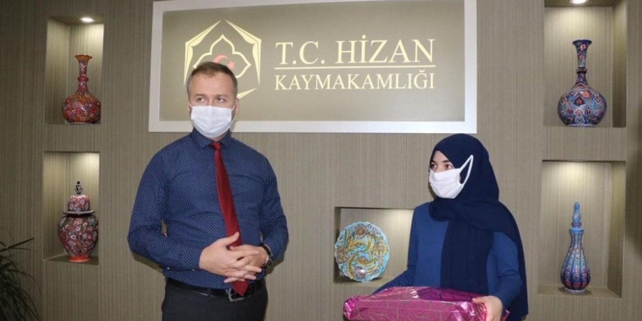 Hizan Kaymakamı Yelek, TÜBİTAK birincisi öğrenciye ödül verdi