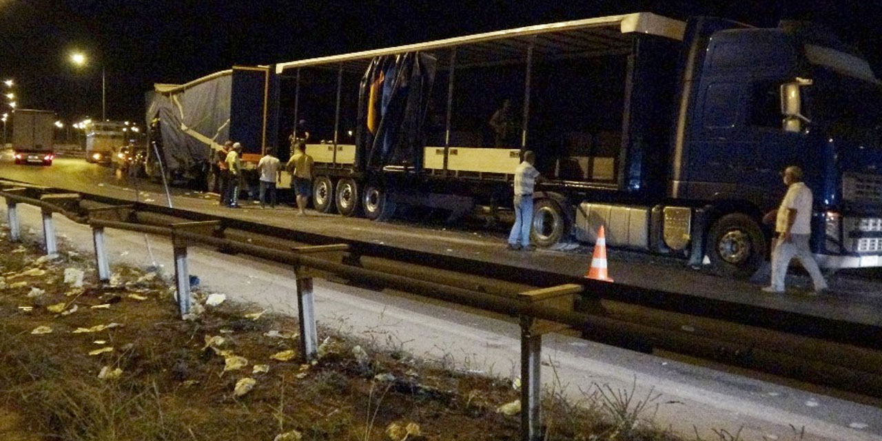 Seyir halindeki tır’ın yükü kaydı! Limonlar otoyolu kapattı
