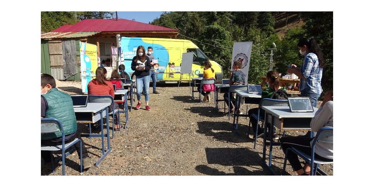 EBA mobil destek aracı köy yollarında