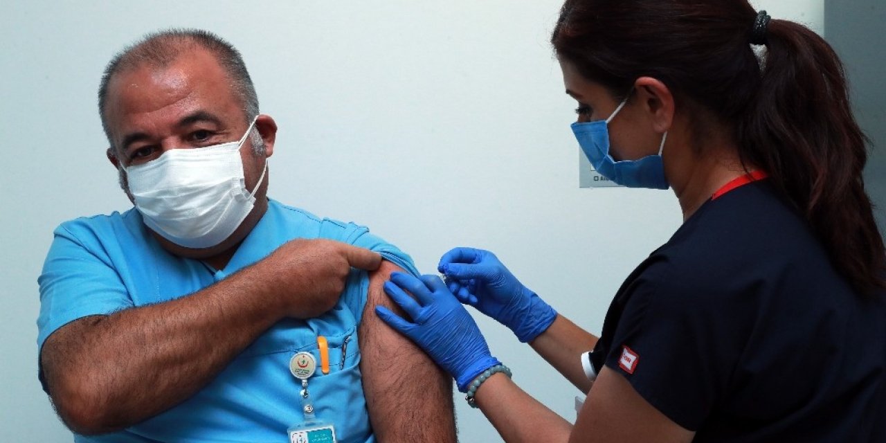 Covid-19 aşısının denemeleri Ankara Şehir Hastanesinde başladı