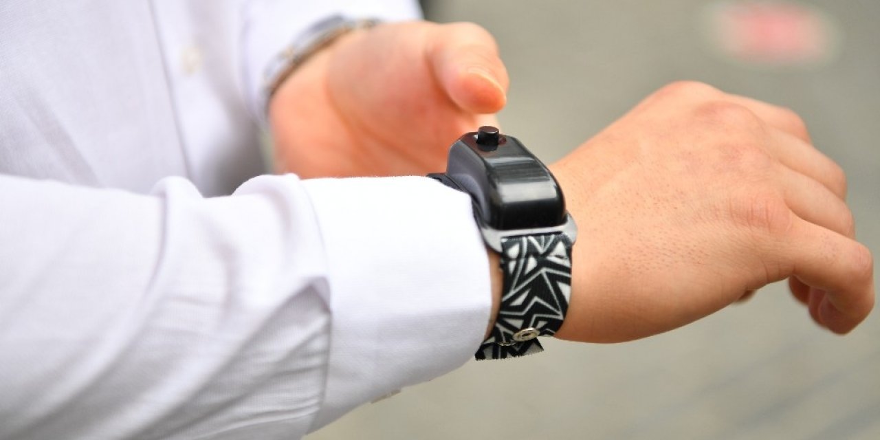 Koronavirüsüne karşı dezenfektan, bileklere takıldı