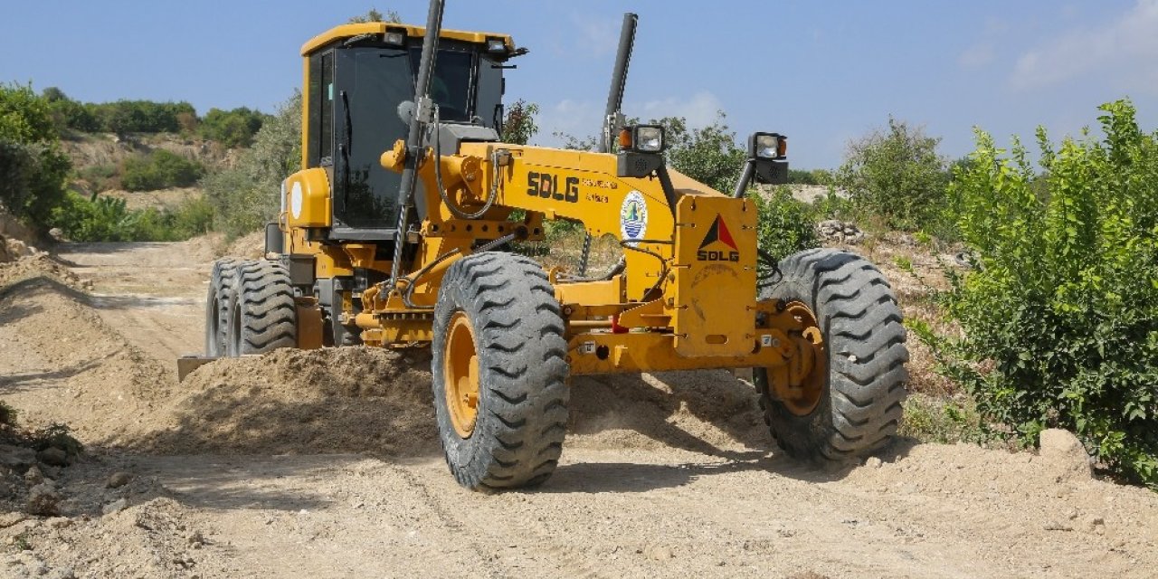 Erdemli Belediyesi, yol çalışmalarını sürdürüyor