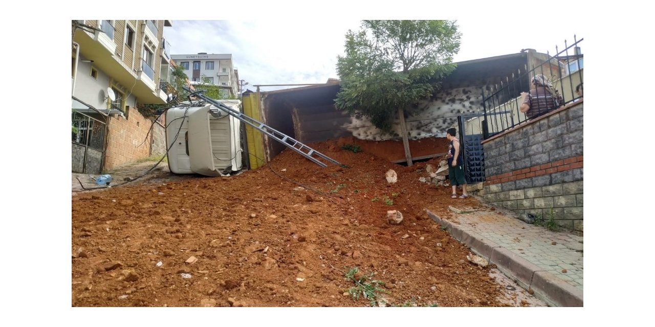 Sancaktepe’de kum boşaltan kamyon bir anda yola devrildi