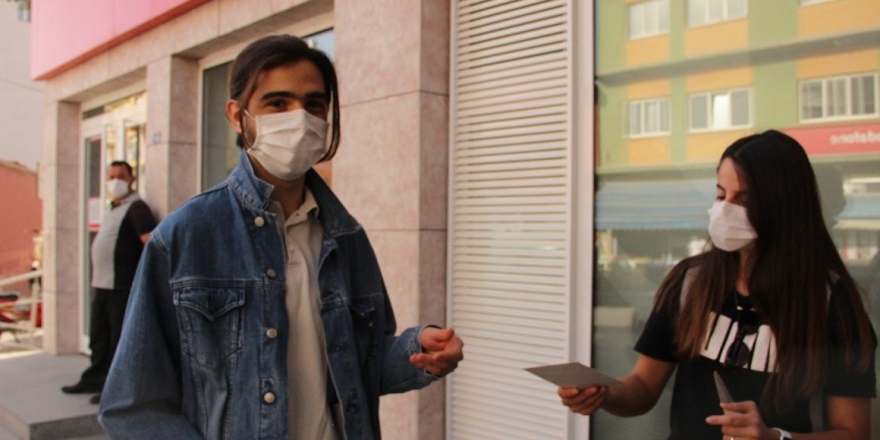 Özel) Maskesini doğru takanlar konfetiler eşliğinde parayla ödüllendiriliyor