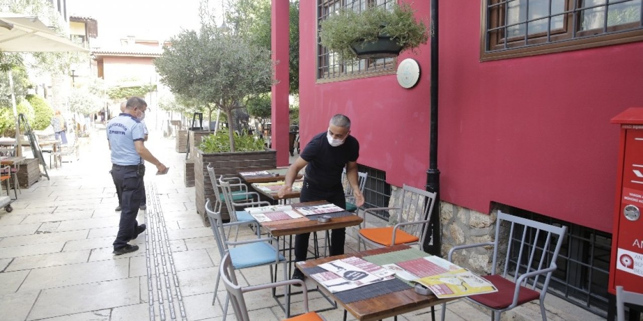 Kaleiçi’nde işyeri dışına taşan masa ve sandalyeler kaldırıldı