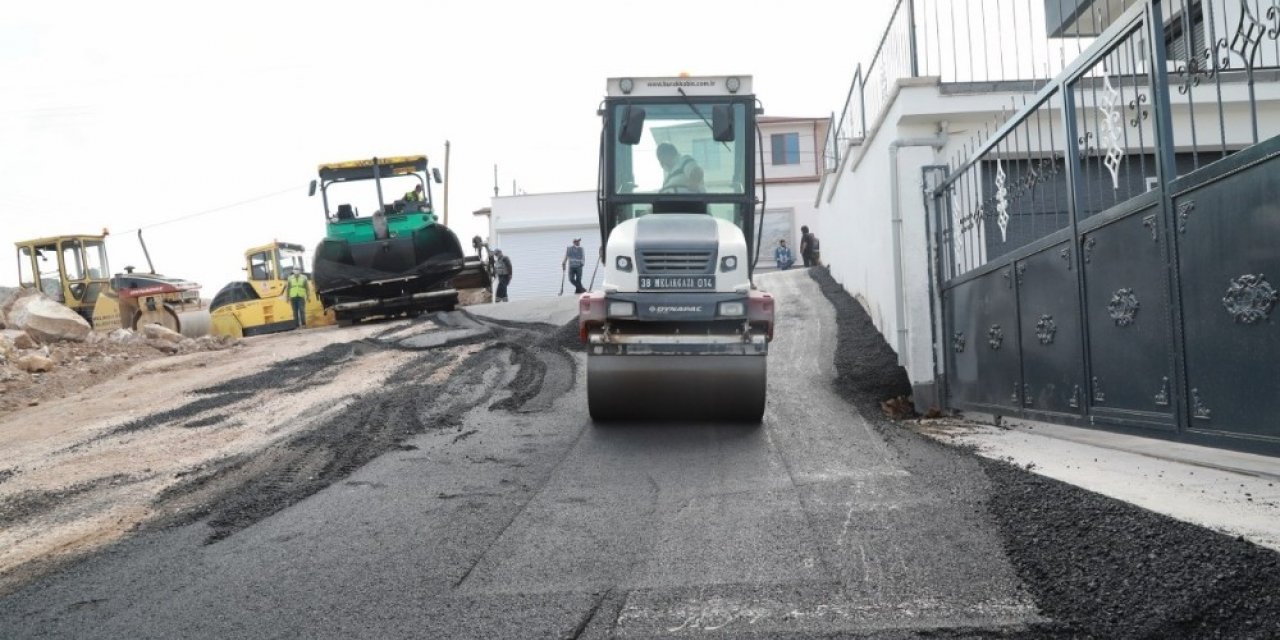 Erciyes Kayak Merkezi’nin giriş kapısı olan Hisarcık Mahallesi’nde yollar yenileniyor