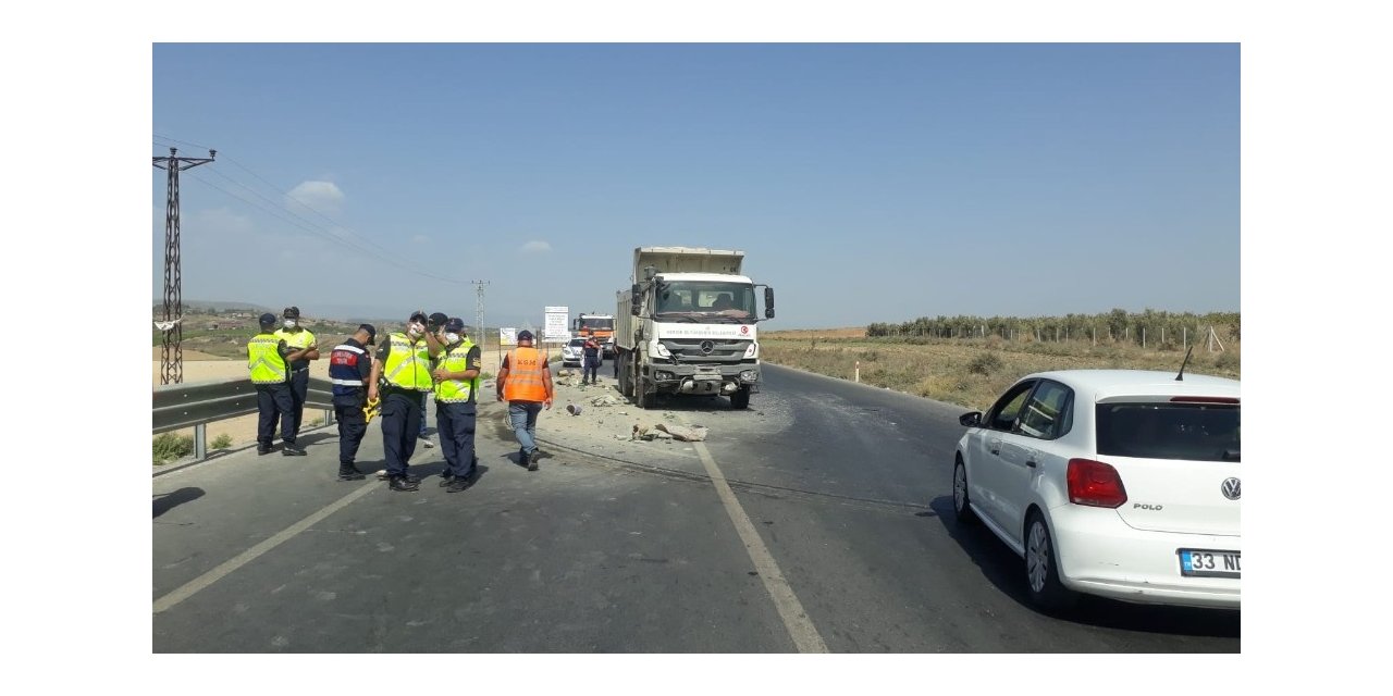 Tarsus’ta kamyon ile otomobil çarpıştı: 1 ölü, 1 yaralı