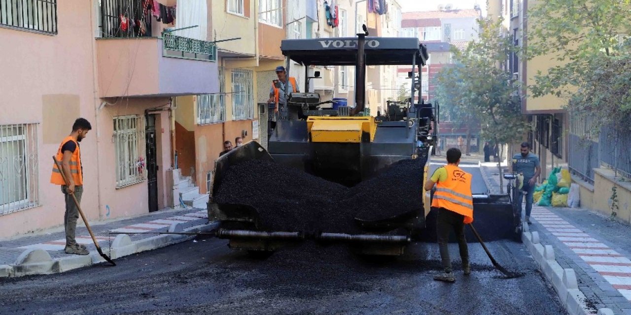 Bağcılar’da yollar asfaltlanarak konforlu hale getiriliyor