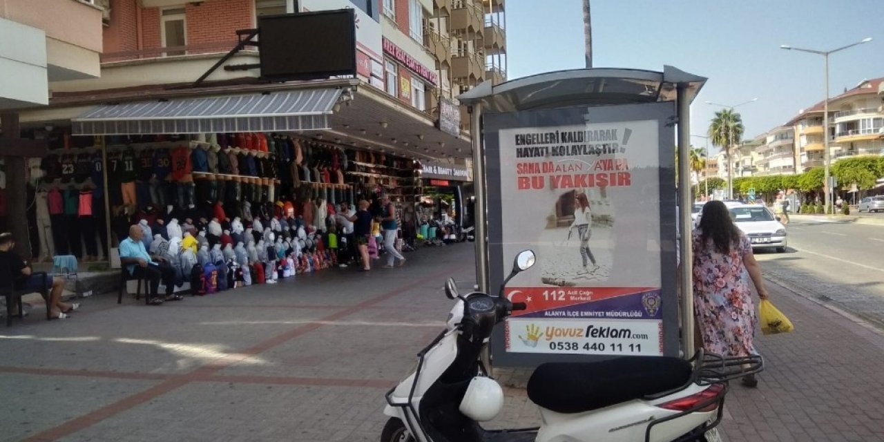 Alanya’da polisten afişli korona virüs uyarısı