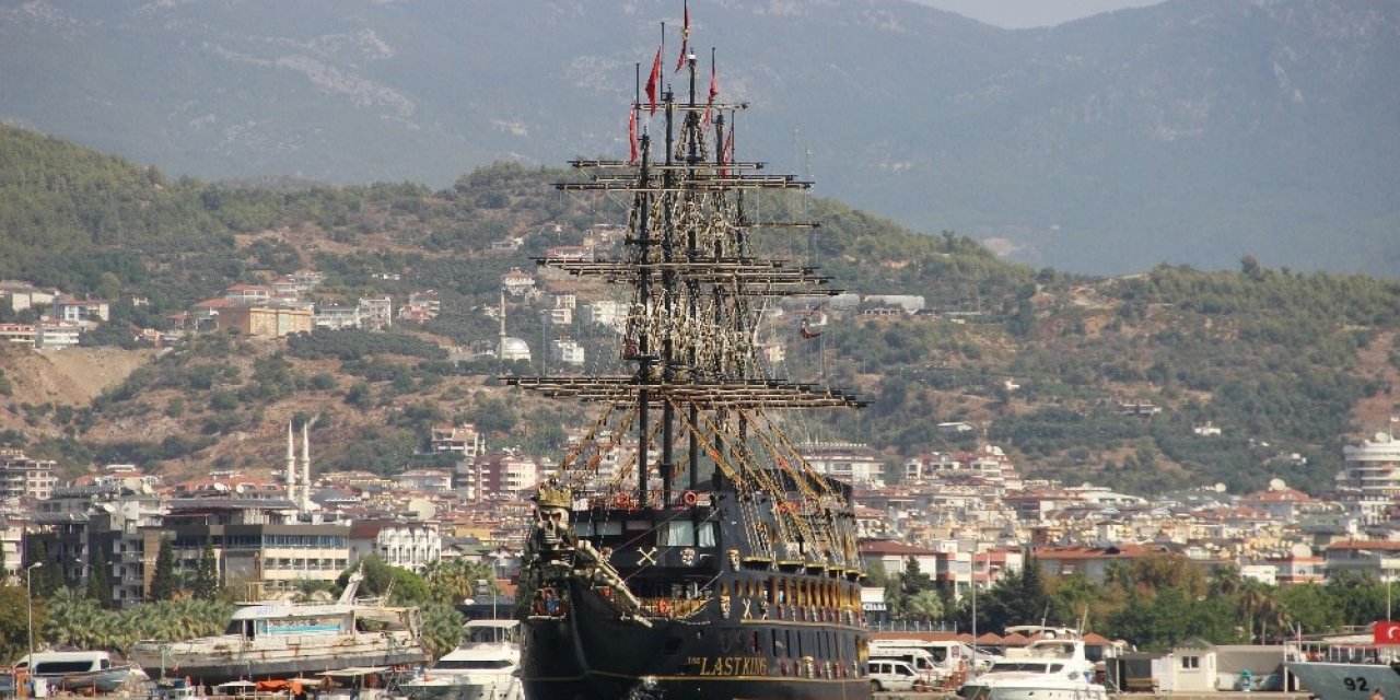 Alanya’da kayıt dışı tur yapan teknelere tepki