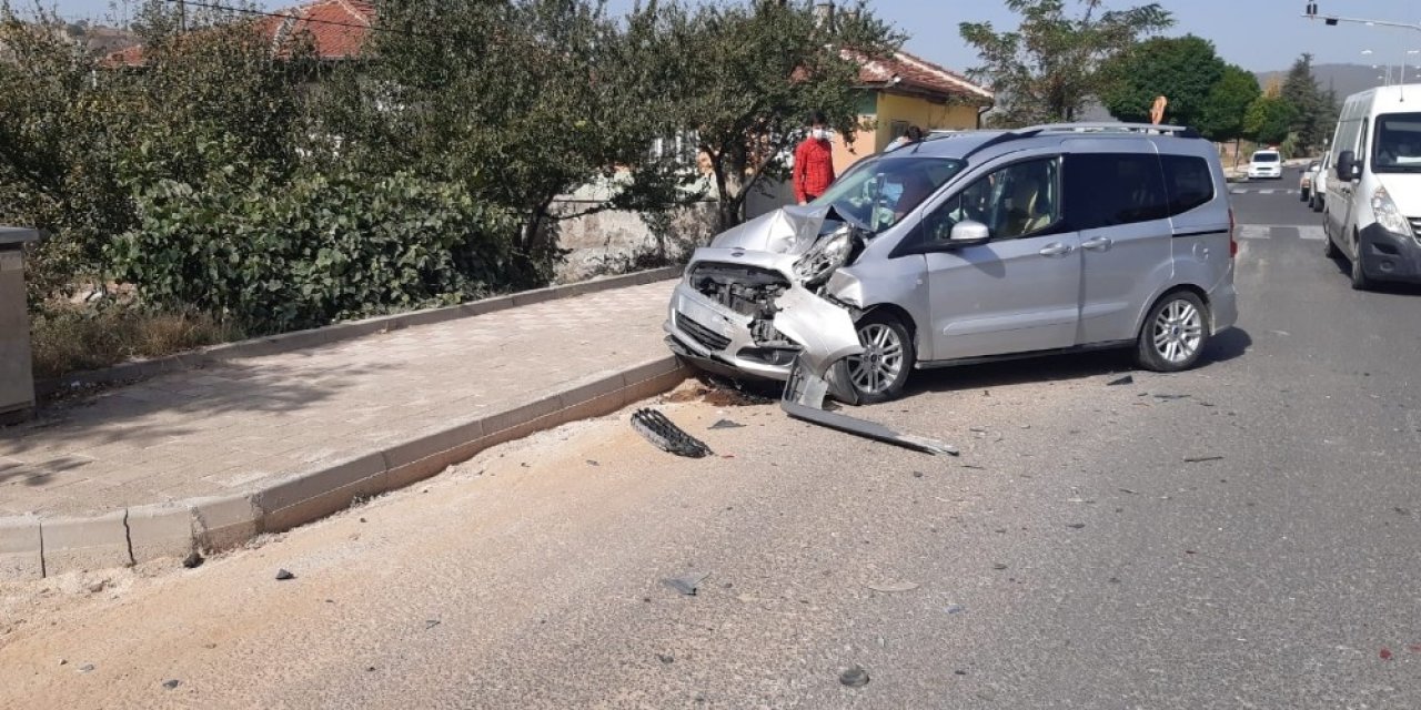 Hafif ticari araç ile otomobil çarpıştı, 4 kişi yaralandı