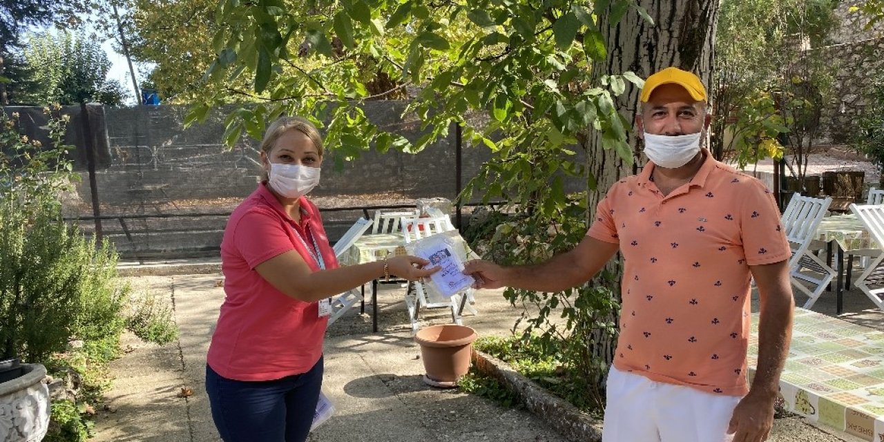 Kemer Belediyesi’nden yaylalarda yaşayan vatandaşlara maske