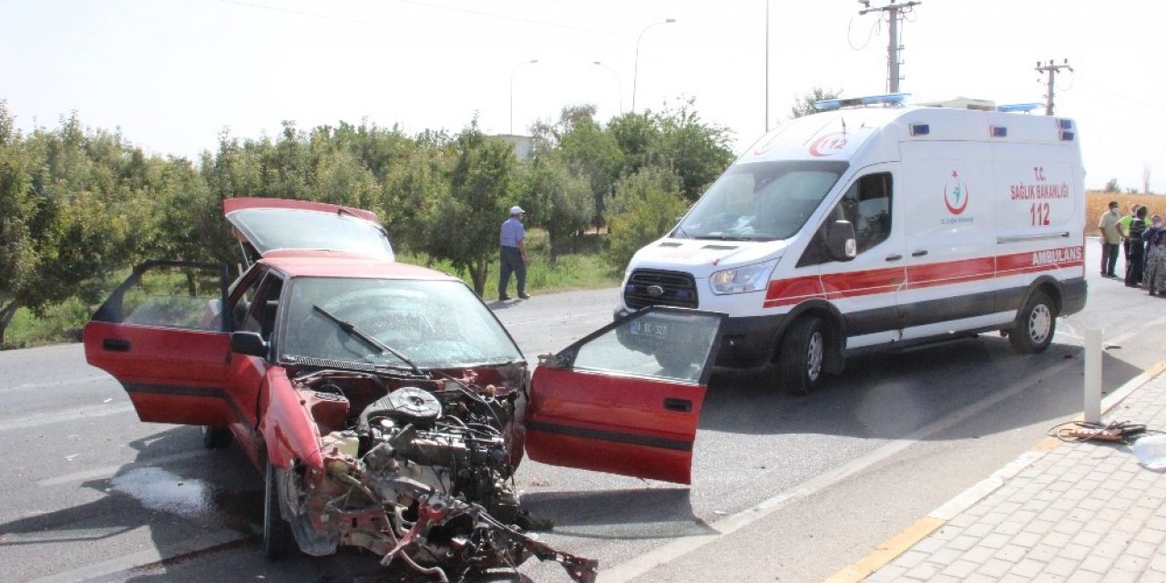Kamyonetle çarpışan otomobil parçalandı 3 kişi ölümden döndü
