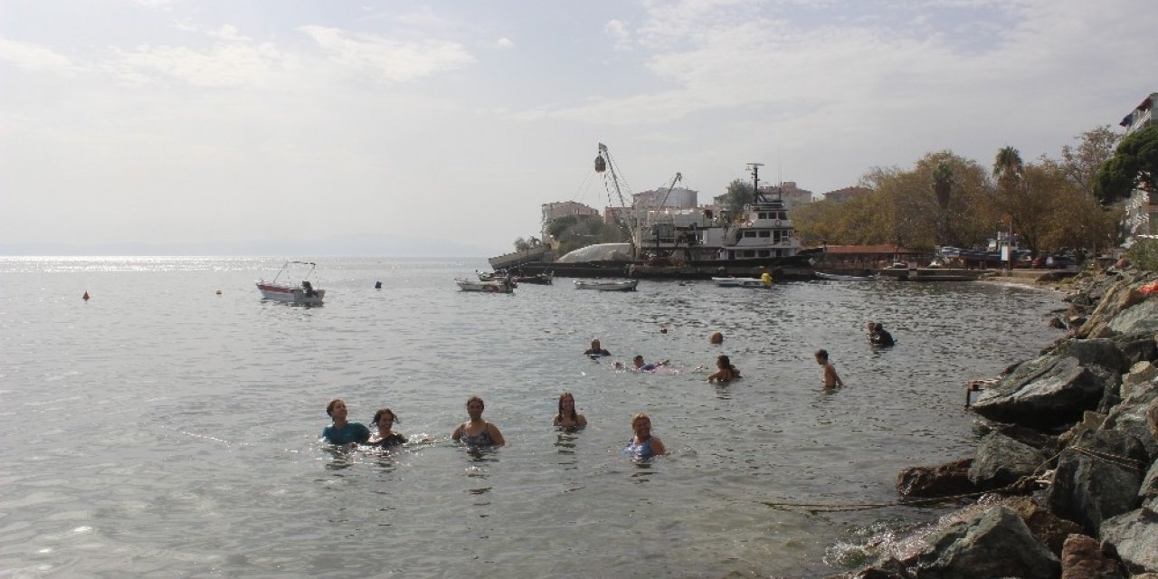 Ekim ayında temmuz sıcağını gören denize akın etti