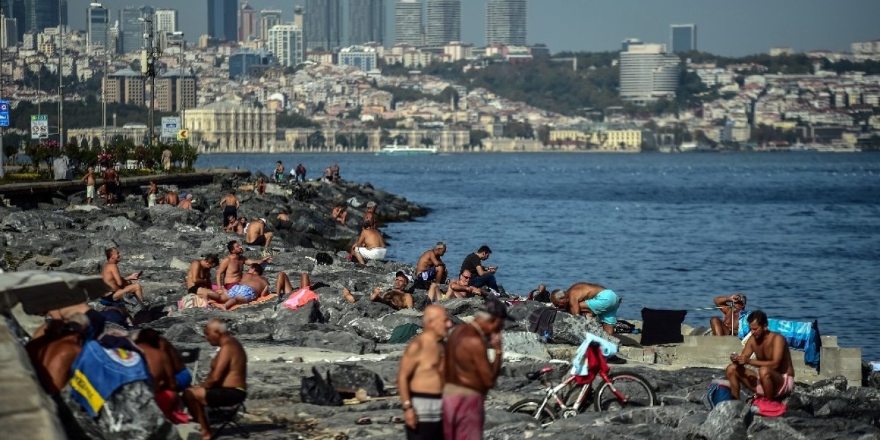 İstanbullular serinlemek için denize girdi