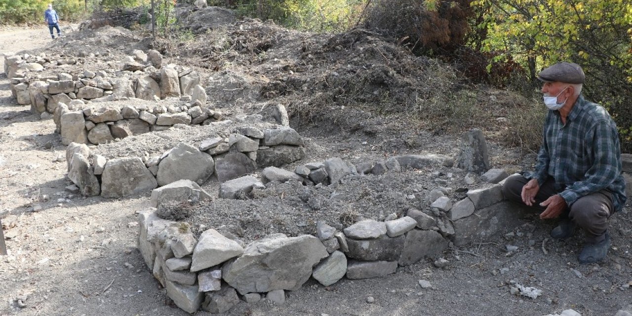 Yıktırdığı mezarların yerine temsili mezarlar yaptırdı