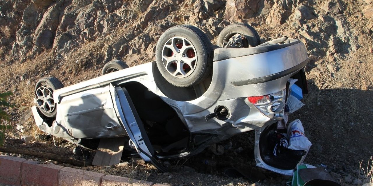 Elazığ’da otomobil şarampole yuvarlandı: 2 yaralı