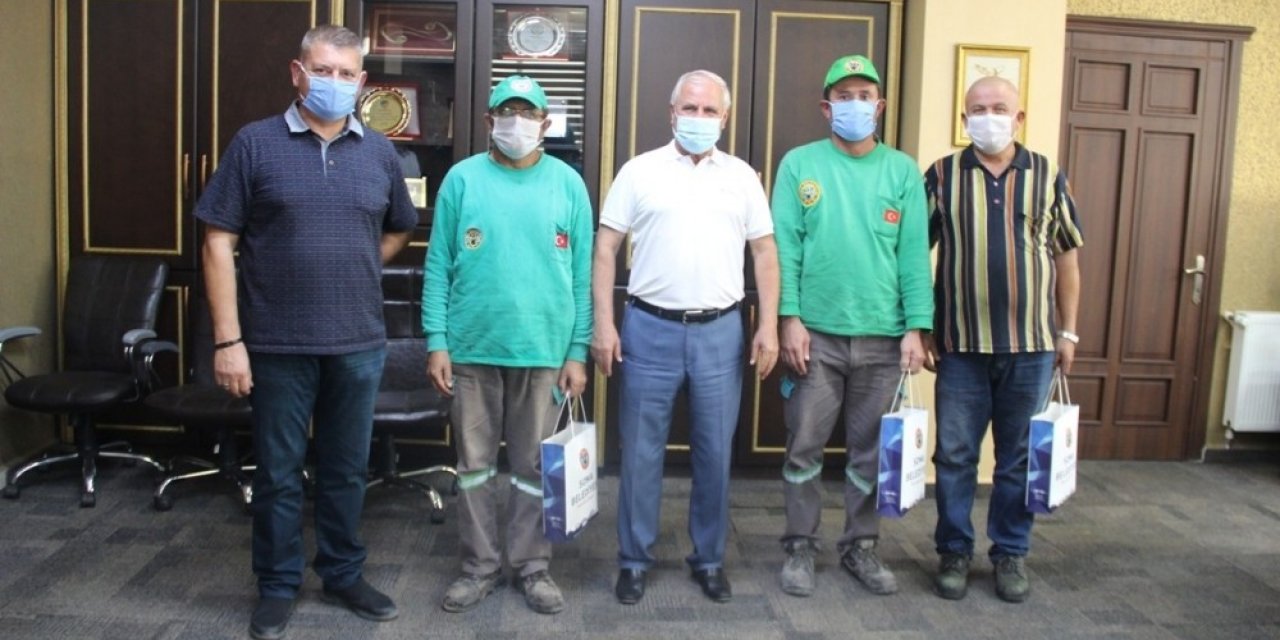 Belediye başkanı kafası teneke kutuya sıkışan kediyi kurtaran işçileri ağırladı