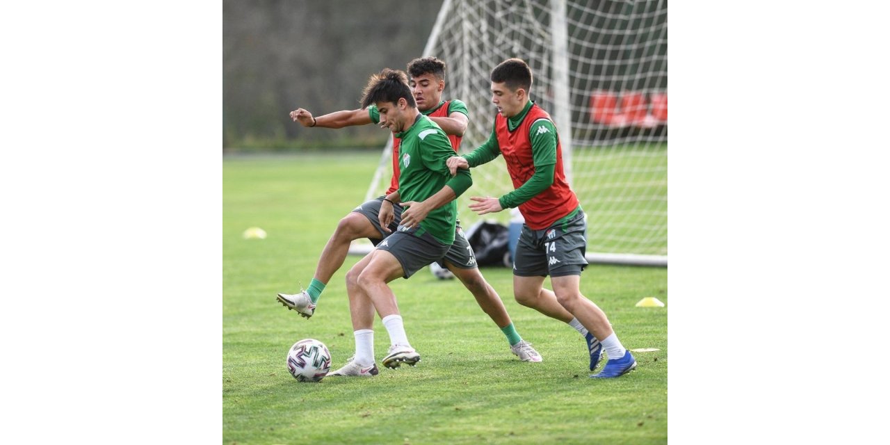 Bursaspor’da antrenmana Özer Hurmacı ve İsmail Çokçalış katılmadı