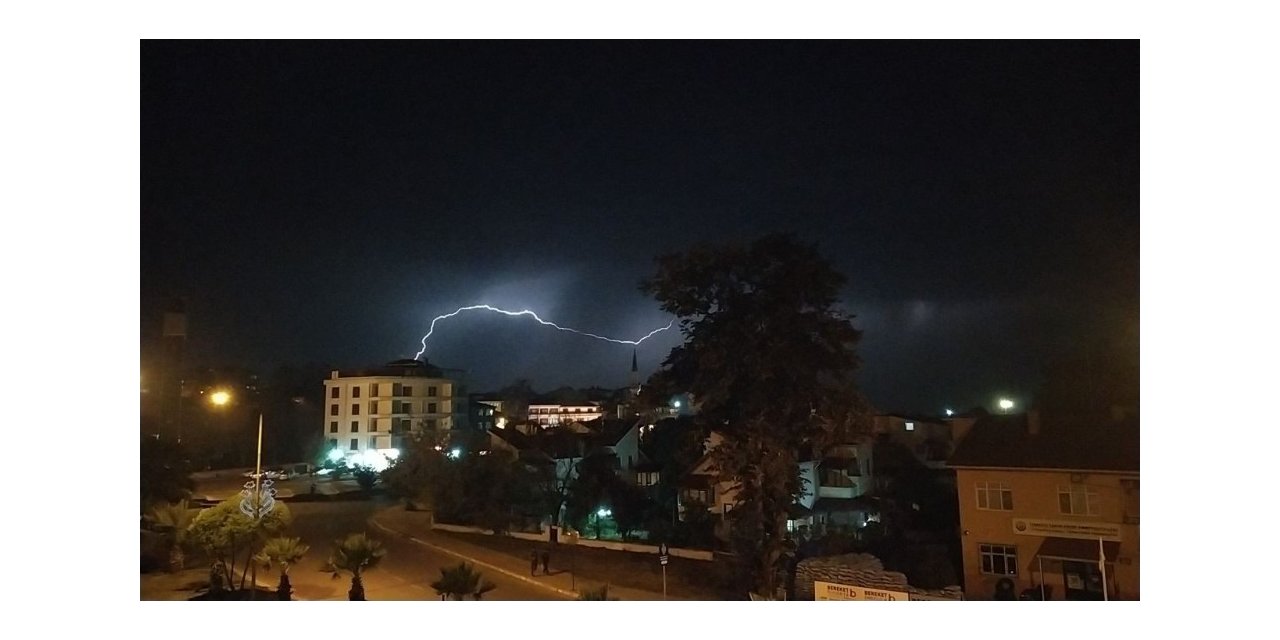 Karadeniz’de geceyi yıldırımlar aydınlattı