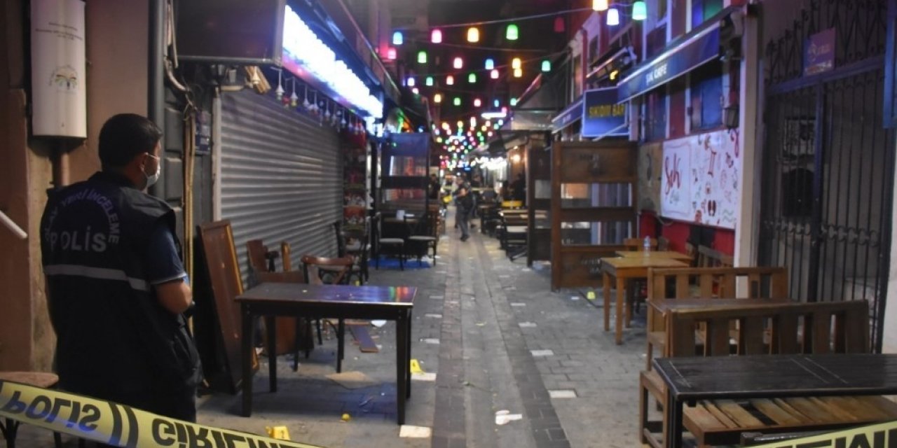 İzmir’de garsonların müşteri kavgasında ortalık savaş alanına döndü