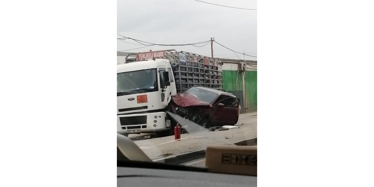 Bursa’da otomobil ile tüp yüklü kamyon çarpıştı facianın eşiğinden dönüldü