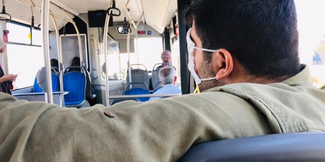 Otobüste yolculuk yaptı, maskeyle ağzı ve burnu yerine gözlerini kapattı