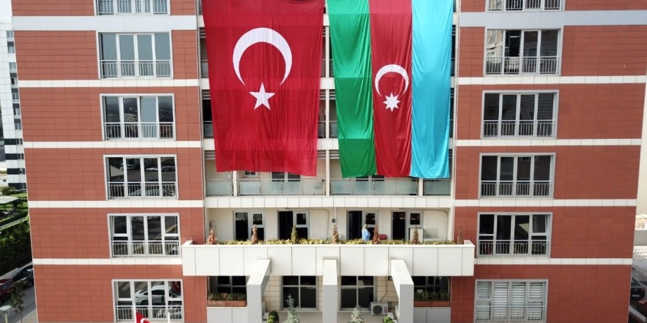 Pendik Belediyesi’nden Azerbaycan’a dev bayraklı destek