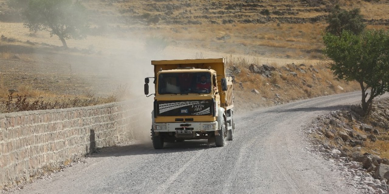 Develi’de iki mahalle arasındaki bağlantı yolu çalışması başladı