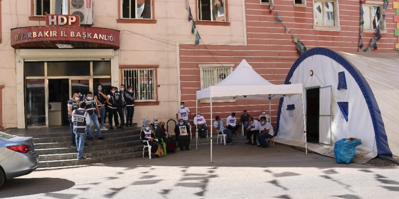 Evlat nöbetindeki ailelerin HDP önündeki eylemi 400’üncü gününde