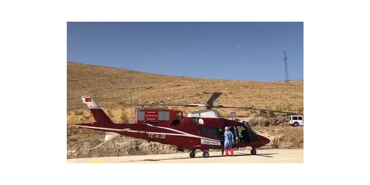 Doğumdan sonra ağlamayan ve moraran bebek hava ambulansı ile hastaneye kaldırıldı