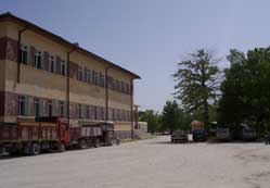 Eski okul binası sarhoş yatağı oldu